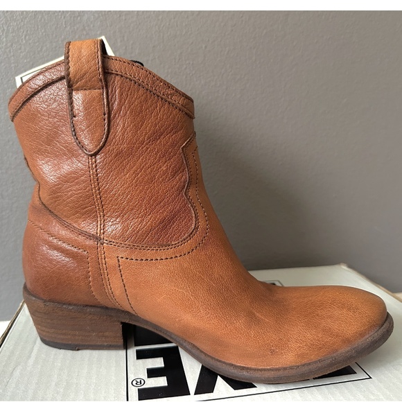 Frye Carson Shortie Cognac Ankle Boots - Worn Once for an Hour w/ Tags in Box - Picture 9 of 16